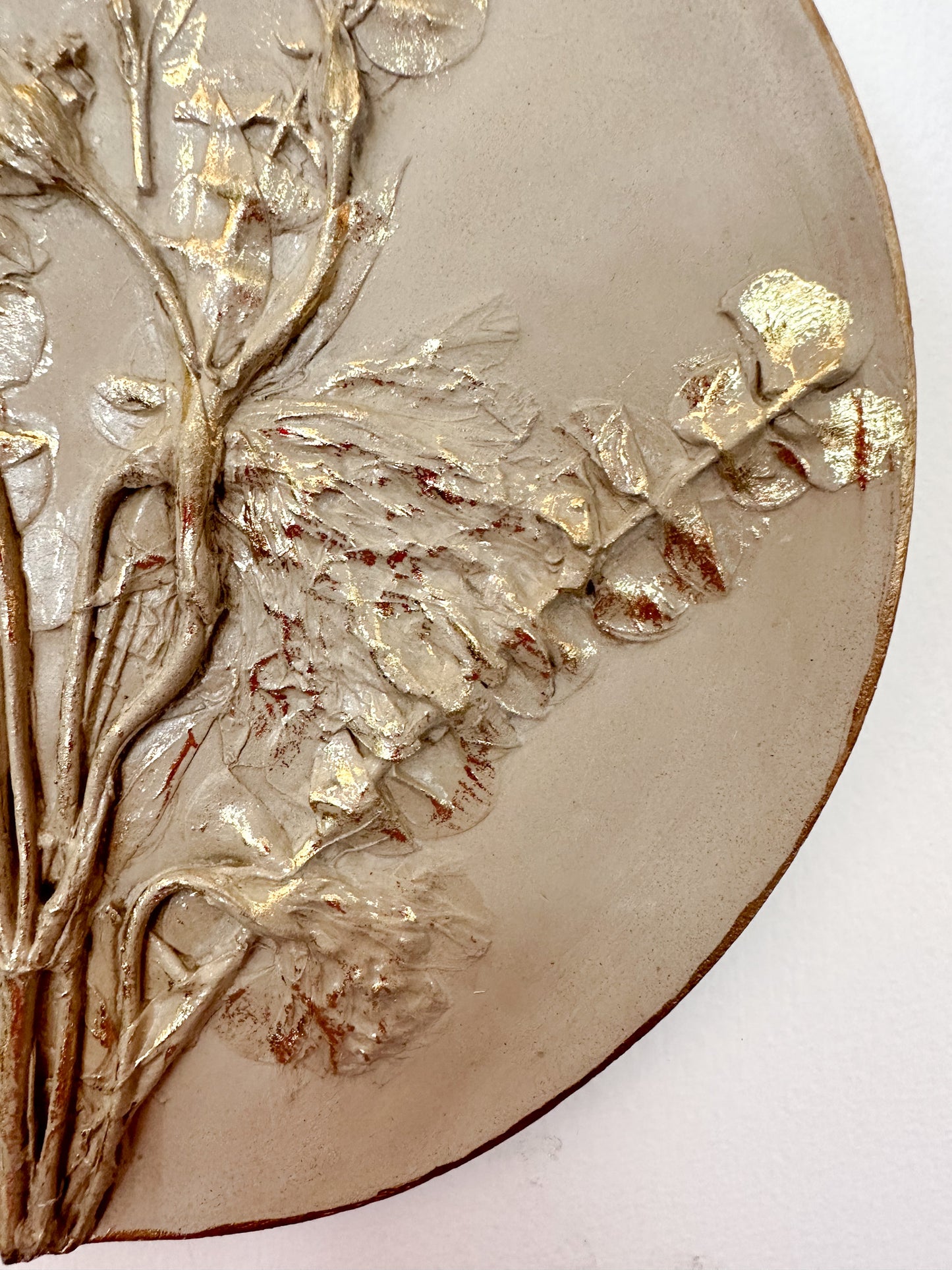 Lisianthus and Eucalyptus Roundlet